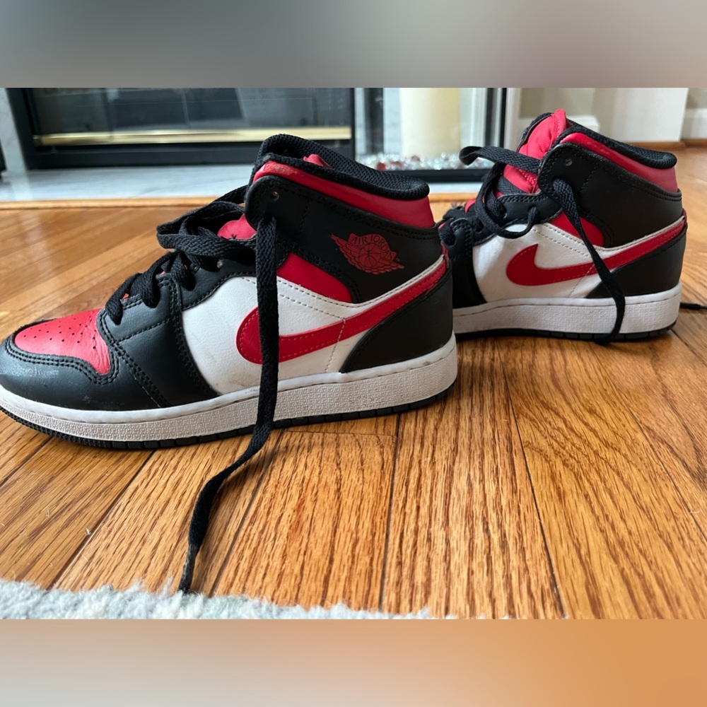 Kids size 4 Nike Air Jordan sneakers